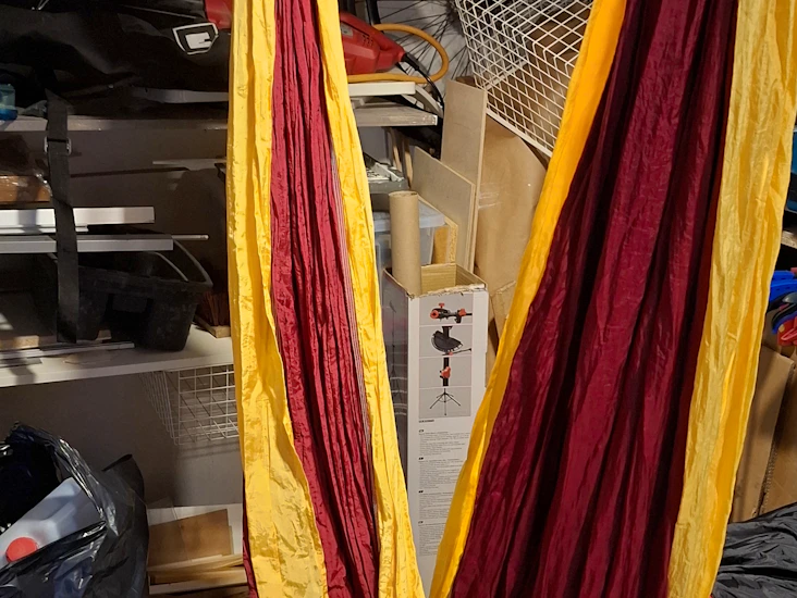 Ticket to the moon: riippumatto, köydet, sääskiverkolla ja tarpilla