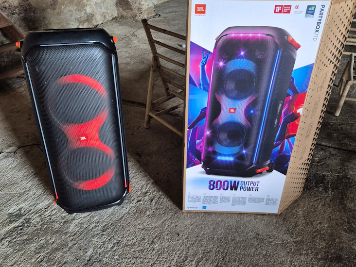 Partyhögtalare jbl 710 med 2st mikrofoner!