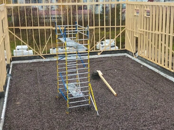 Isot 140x250cm rakennustelineet joilla pääset noin 7m työ korkeuteen.