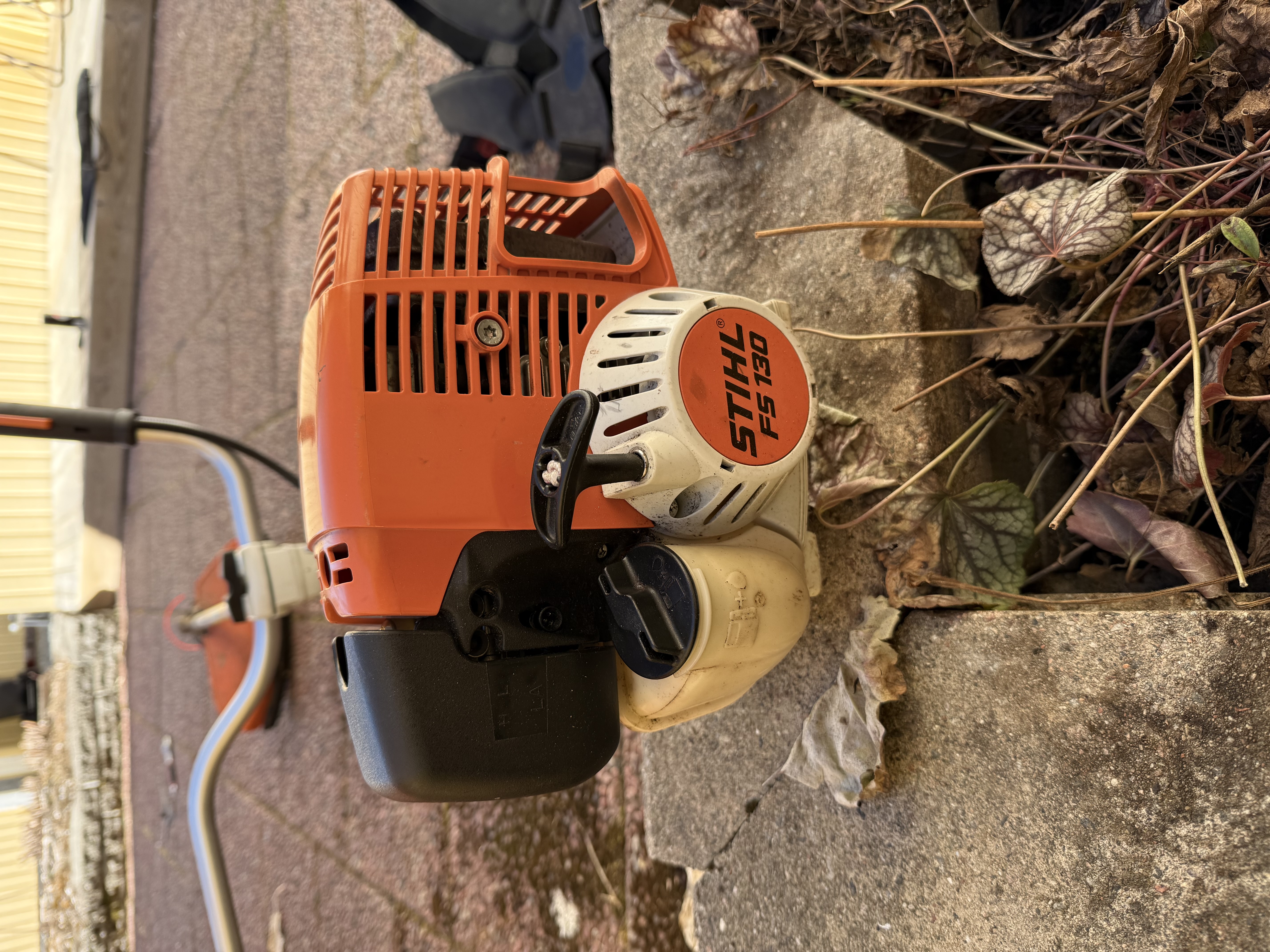 Stihl fs130 röjsåg med trimmerhuvud