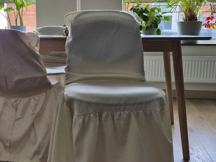 Stolsöverdrag - cremevita i silkeslikt tyg (finns 80 st)