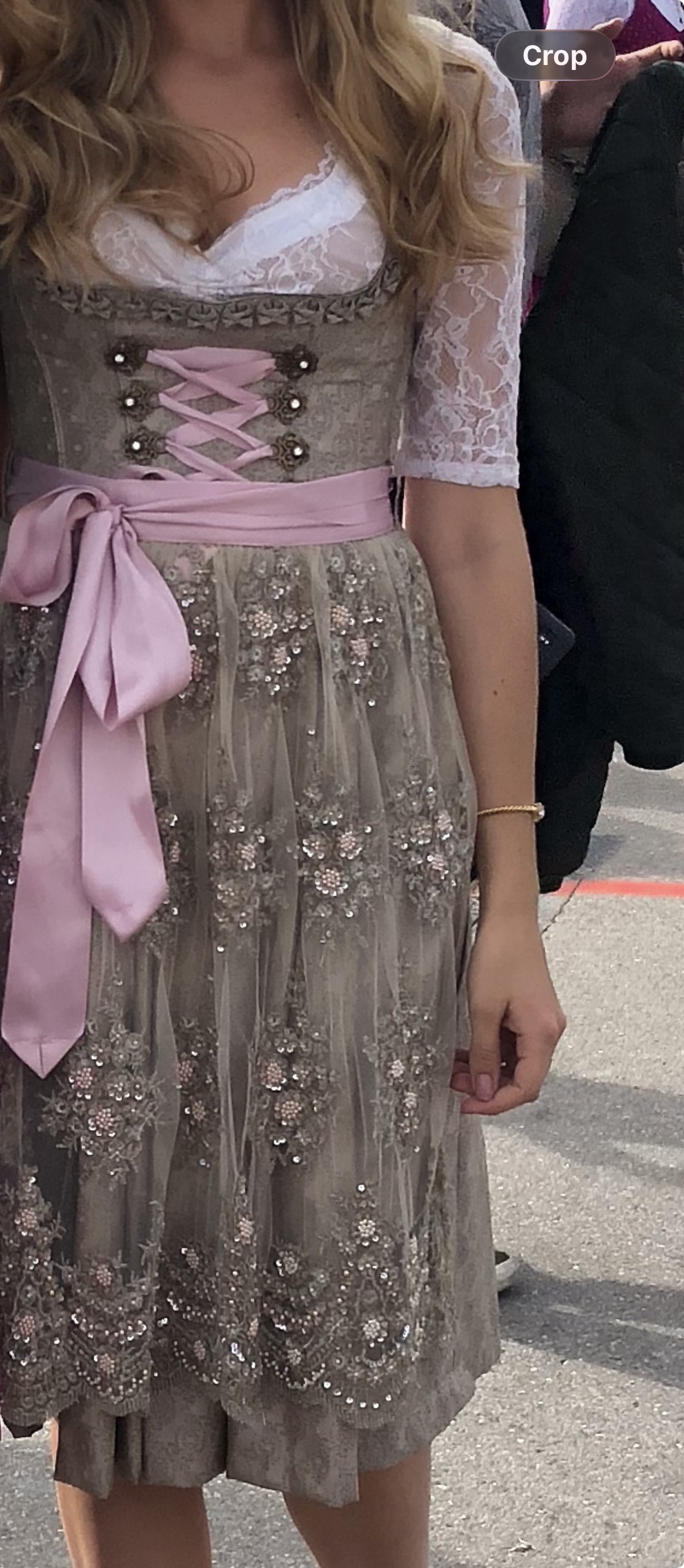 Äkta traditionell dirndl oktoberfest 