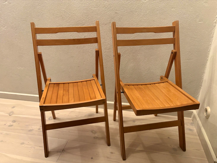 6 fina klappstolar i trä (finns totalt 20 stycken)