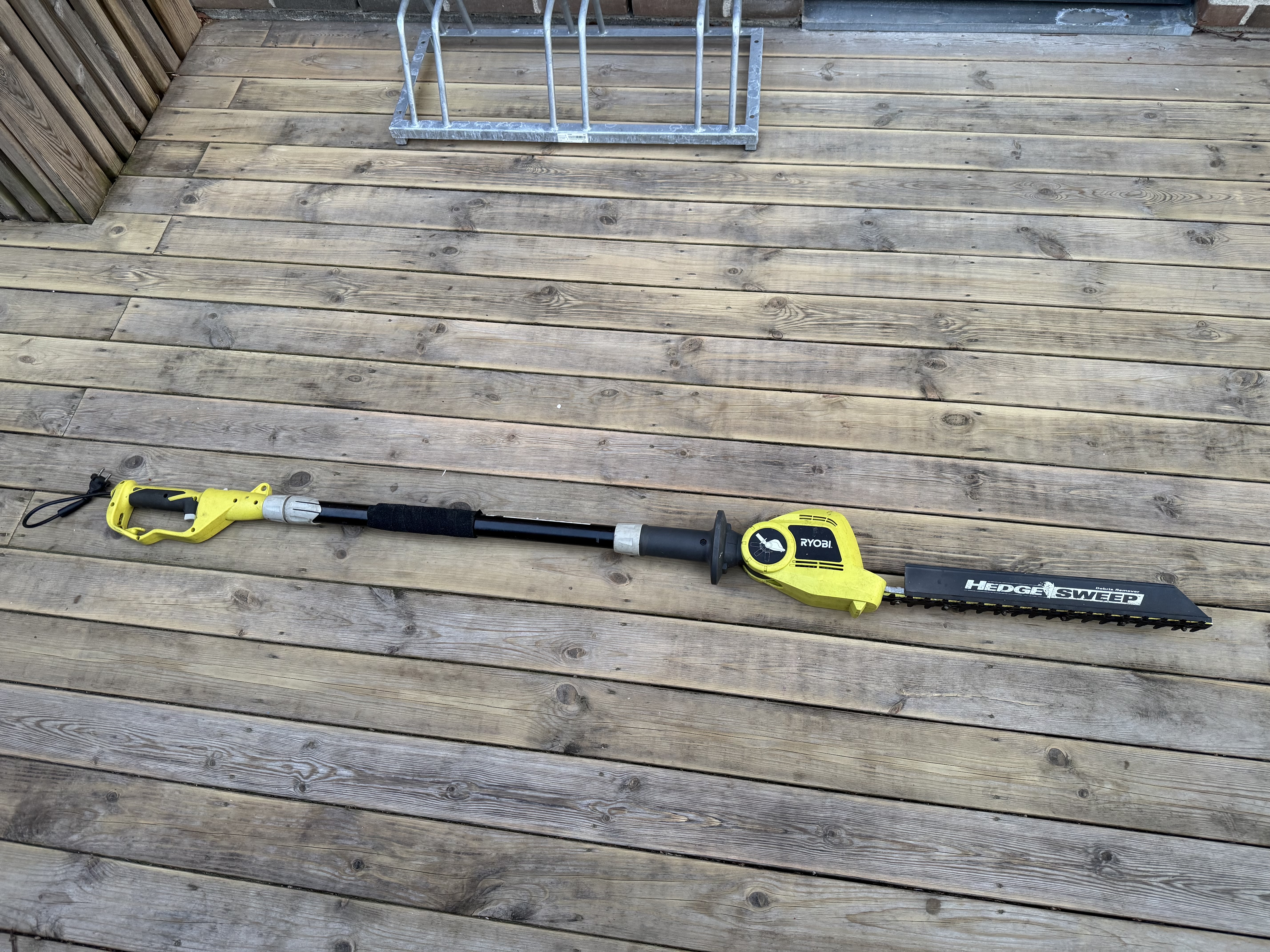 Ryobi eldriven teleskopisk häcksax – perfekt för höga häckar!
