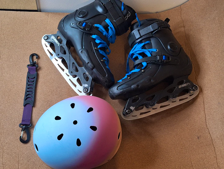 Skøyter med hjelm m/l