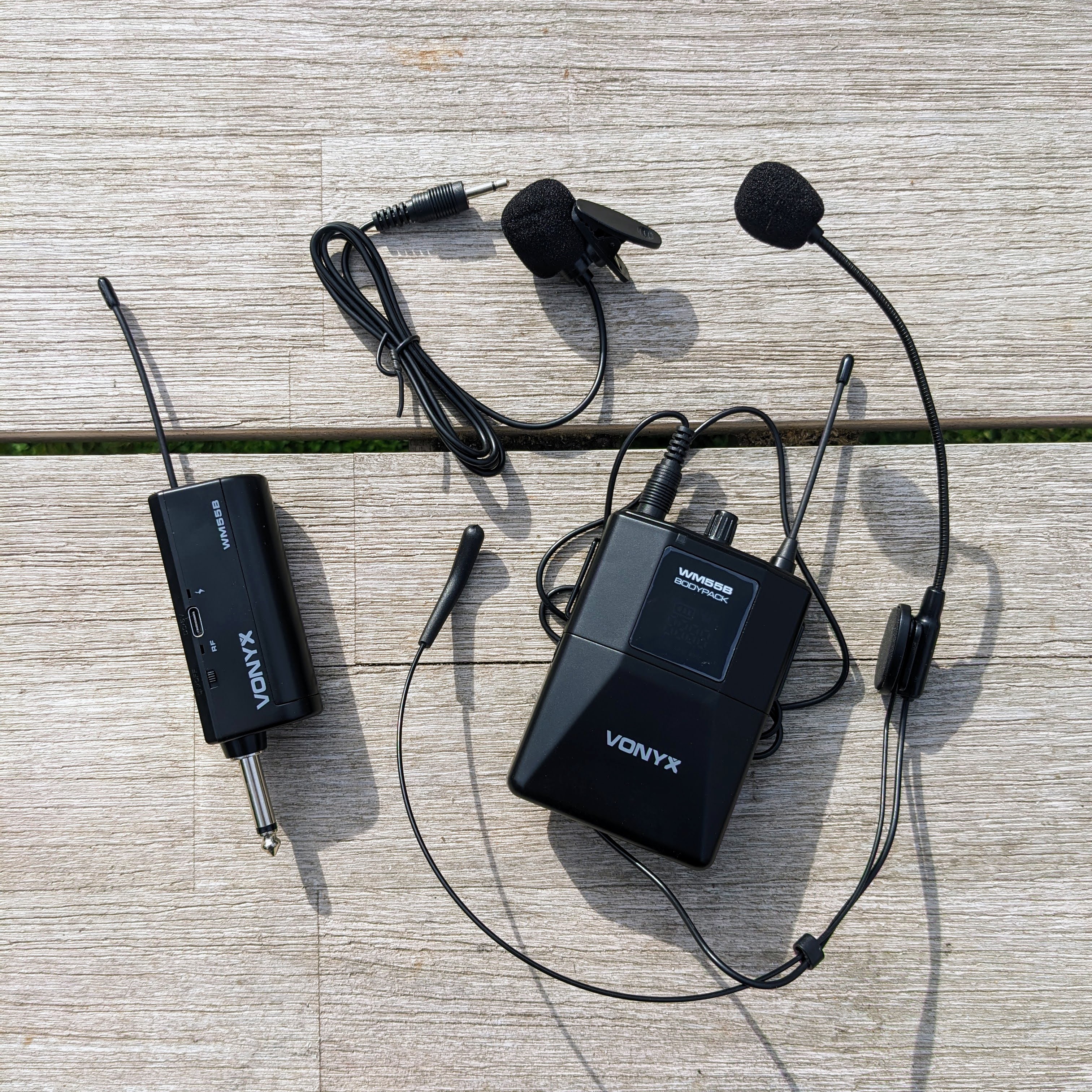 Easy-to-use wireless lapel or headset microphone – vonyx wm55b uhf
