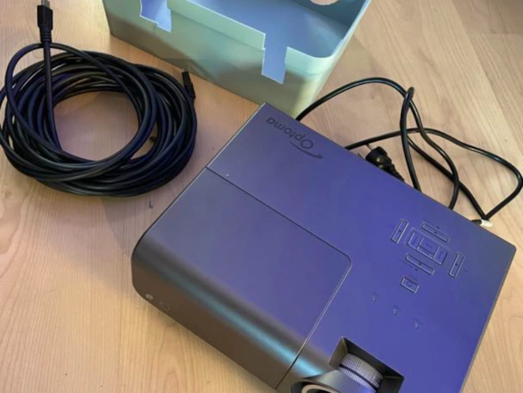 Projektor 4000 lumen og lerret