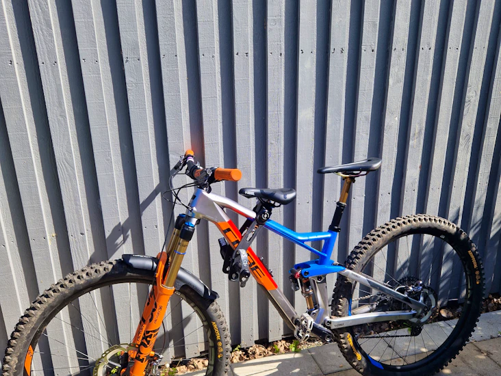 Kids ride shotgun, barnsadel.