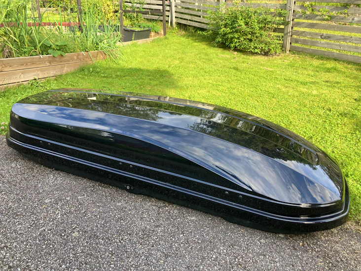 Rymlig takbox inkl. tackräcken. längd: 199cm; bredd: 74cm; höjd: 42cm