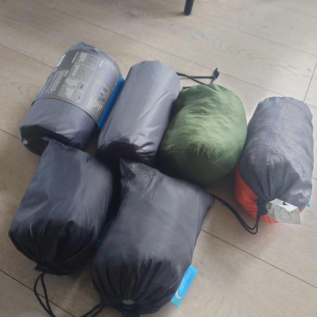 Hengekøyer med myggnett og tarp.