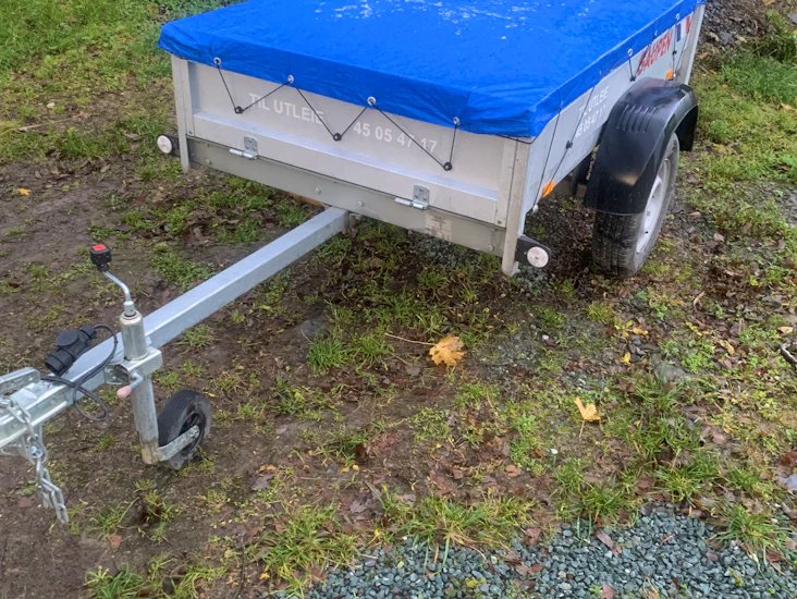 El-bil/klasse-b tilhenger, helårsdekk, presenning, lastenett, stropper.