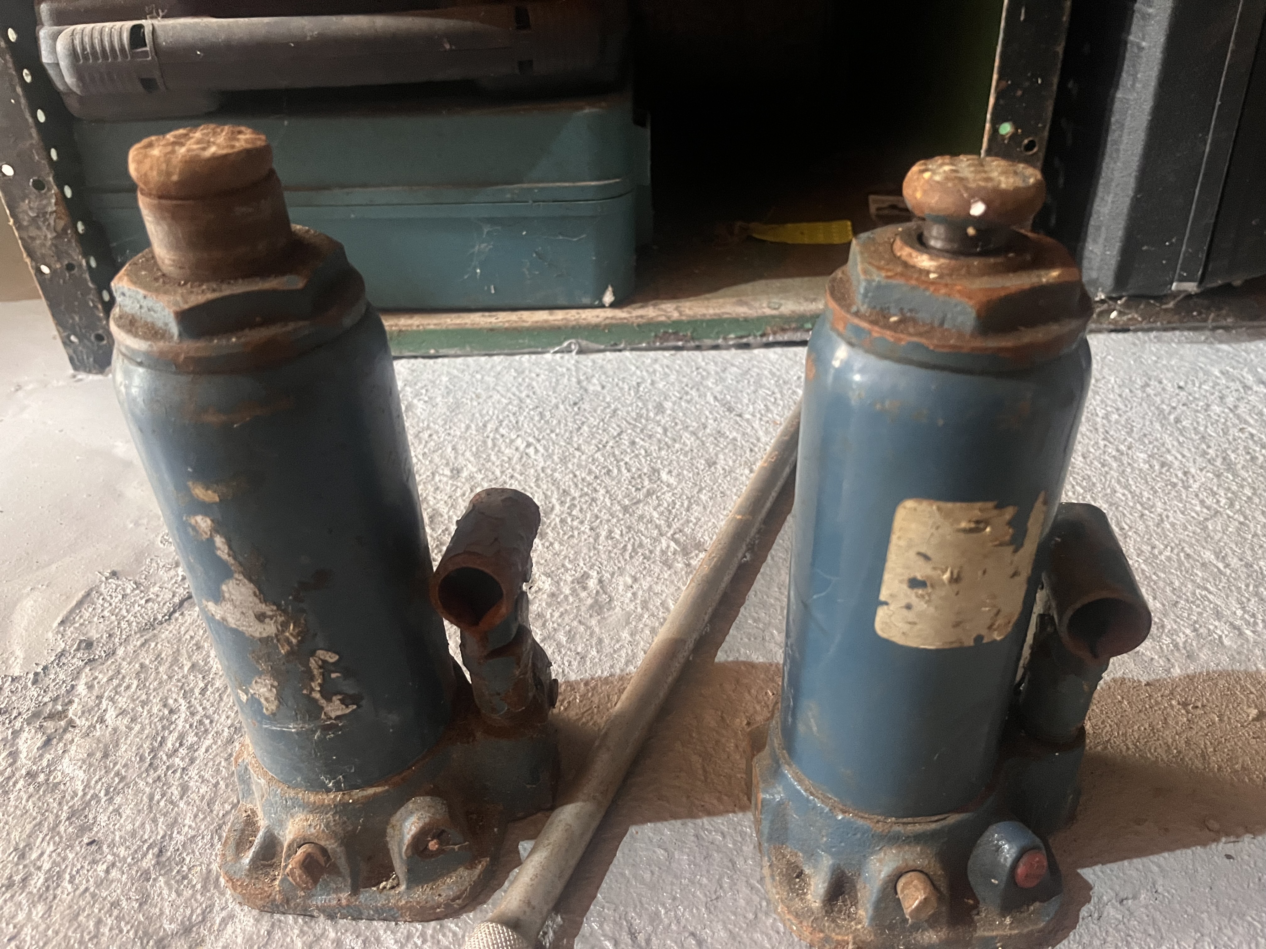 2 st hydrauliska domkraft er (flaskdomkrafter) 3 ton 