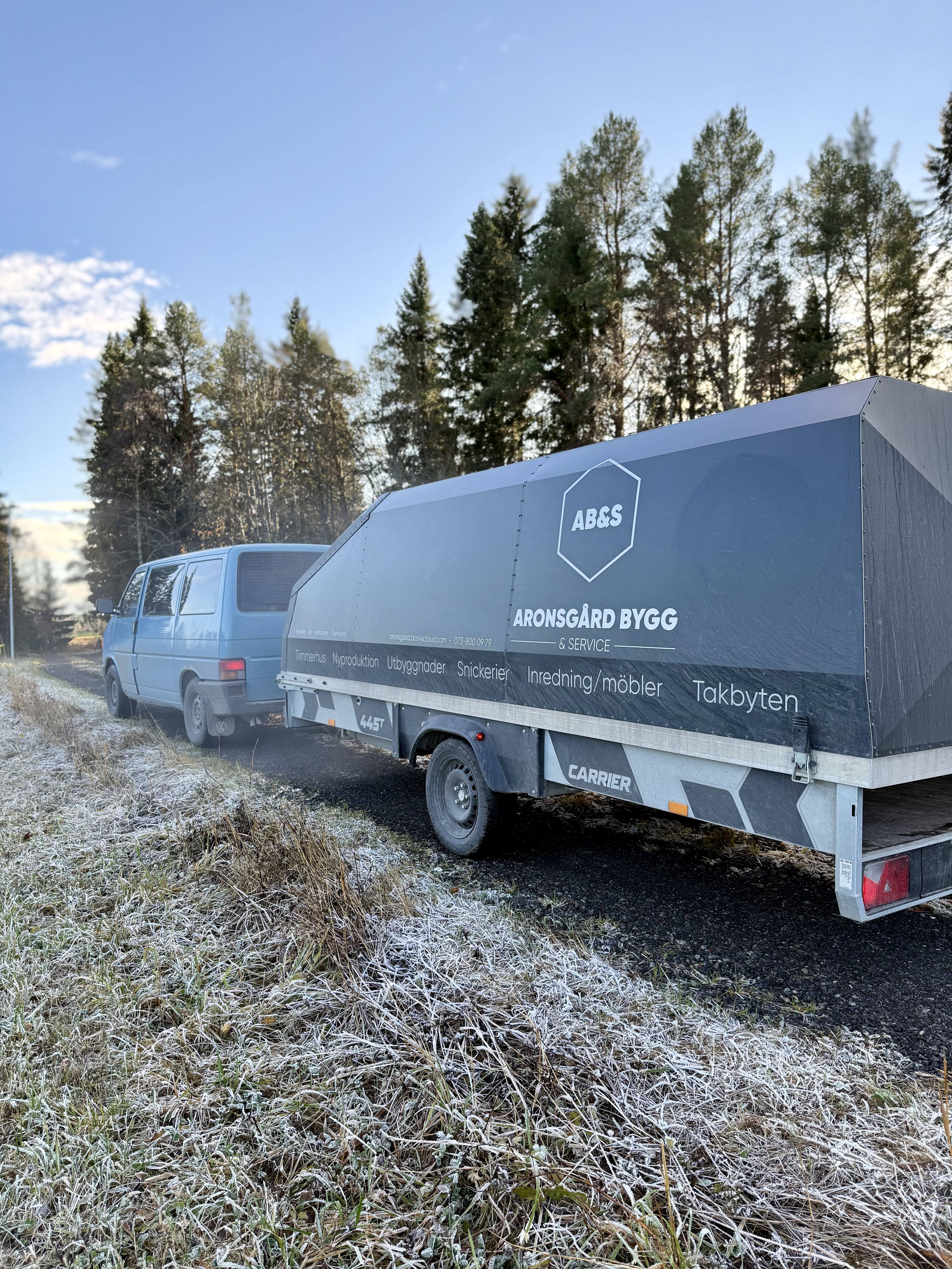 Rymlig släpvagn med kåpa 