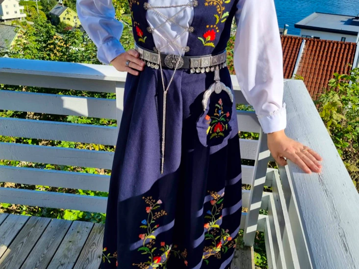 Nydelig bergensbunad til leie