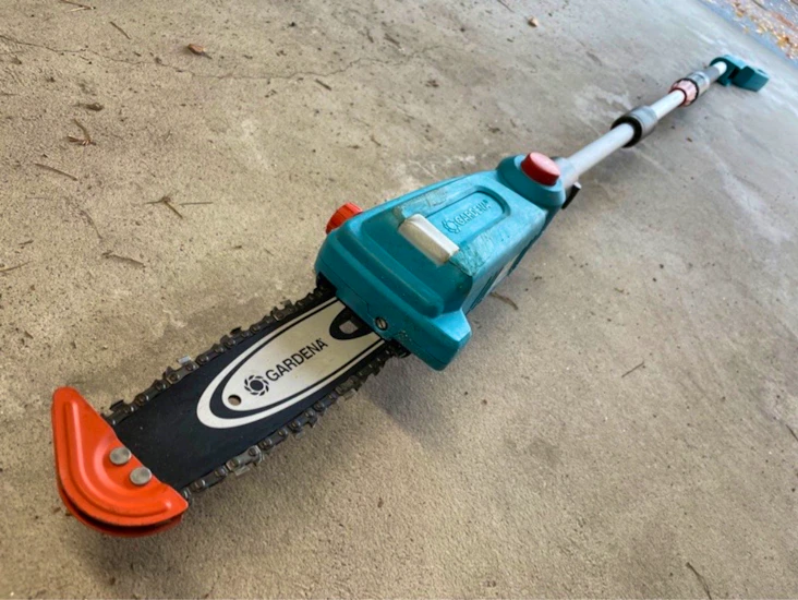 Batteridreven grensag med teleskopstang