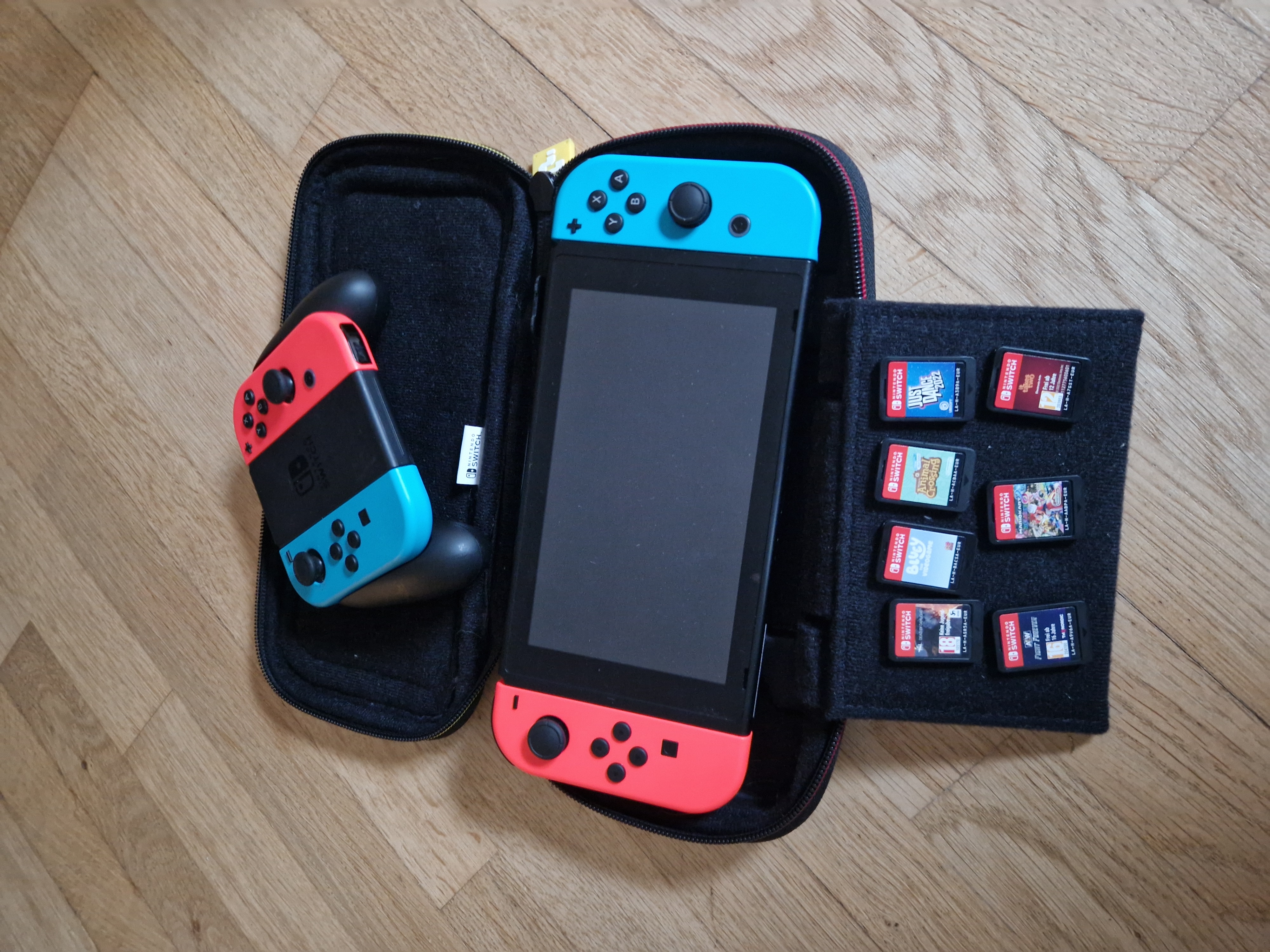 Nintendo switch med många spel och kontroller för upp till 4 personer.