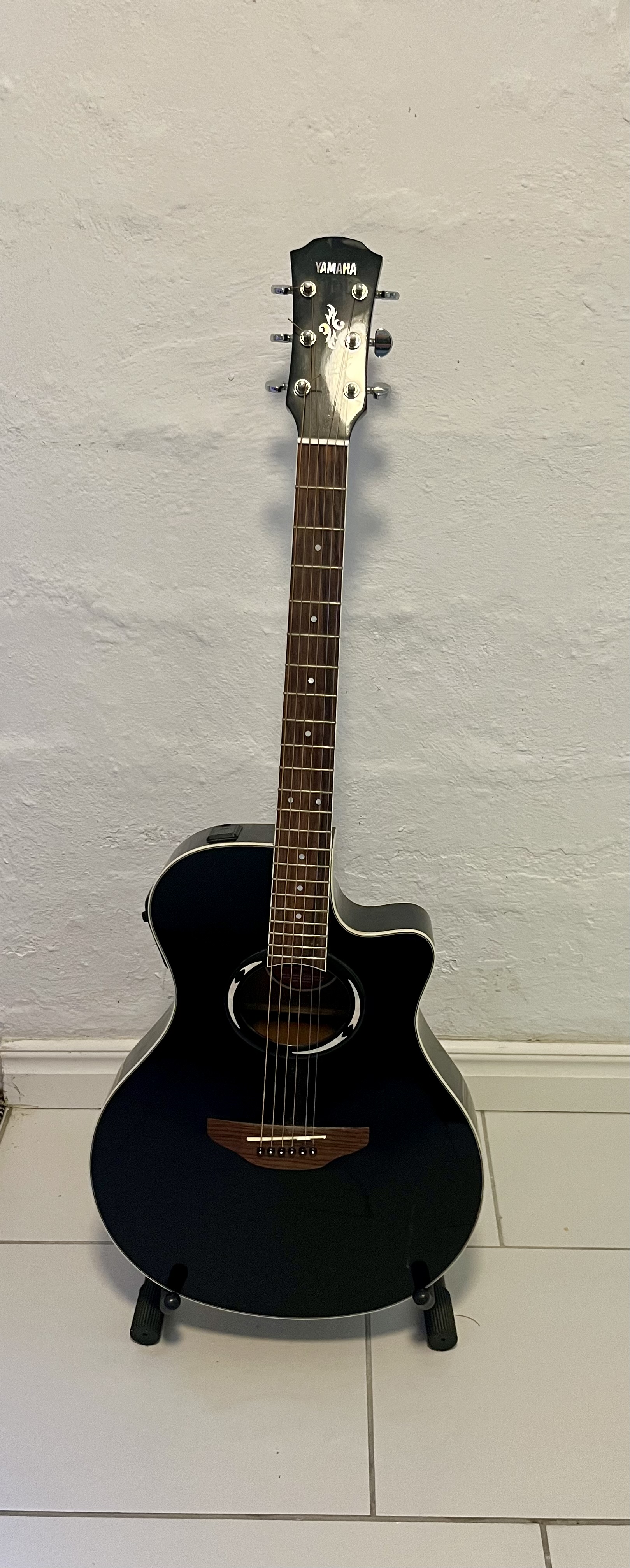 Hyra yamaha akustisk gitarr – perfekt för både nybörjare och erfarna musiker!