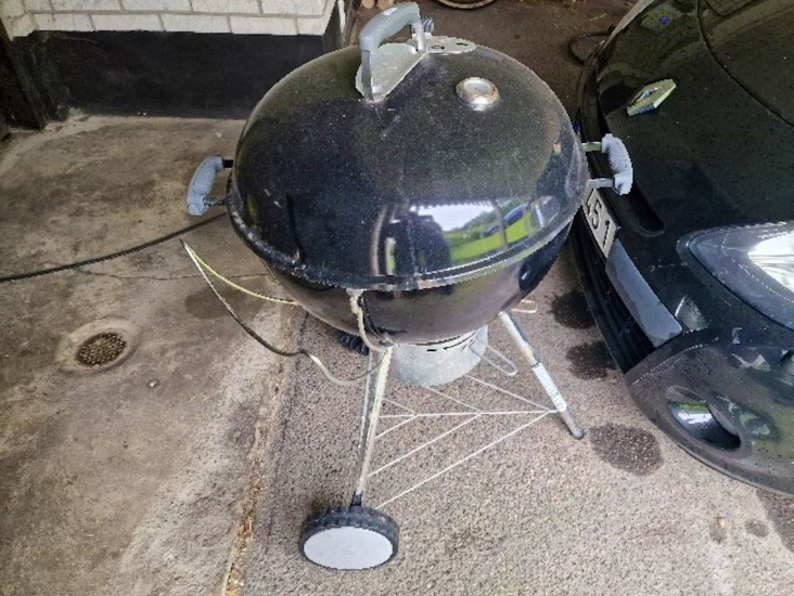 Weber 57cm grill.
