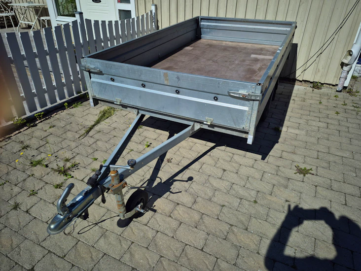 Obromsad öppen släpkärra