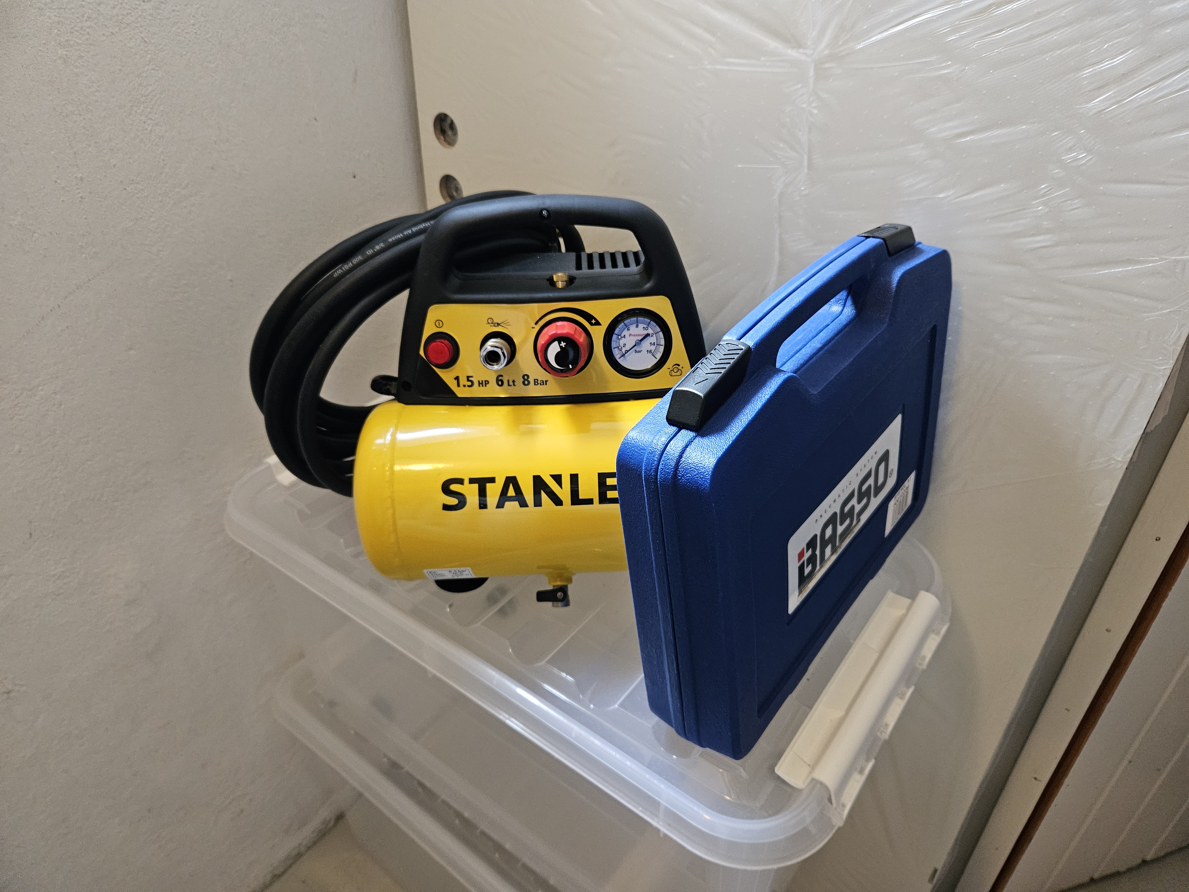 Kompressor med slange og spikerpistol