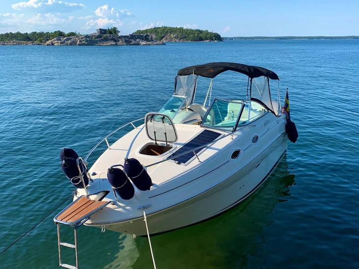 Båt med skeppare uthyres