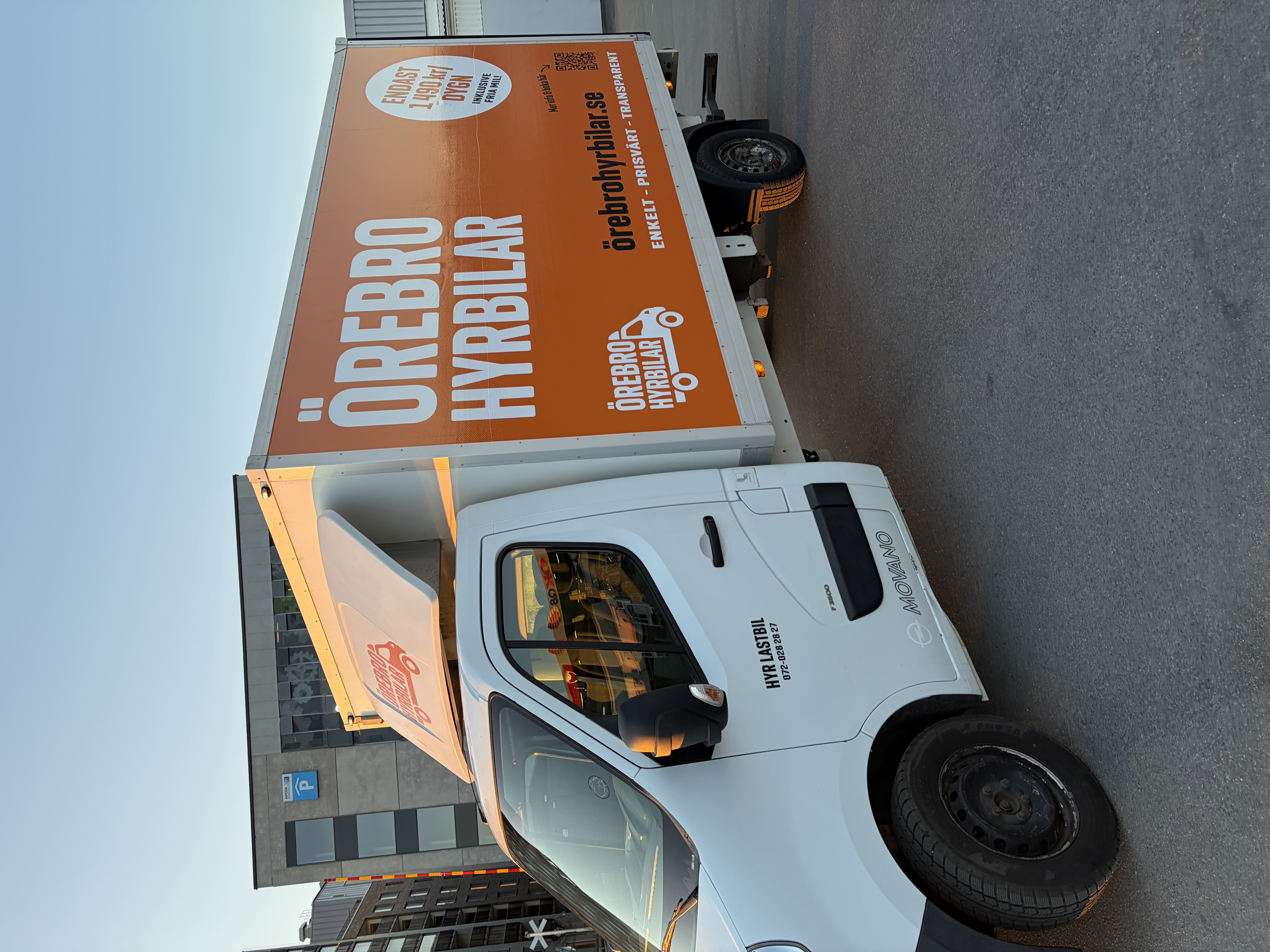 Lätt lastbil med bakgavellyft