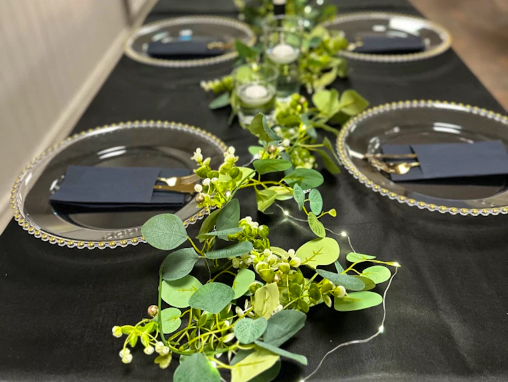 Bordsduk i svart eller vit satin