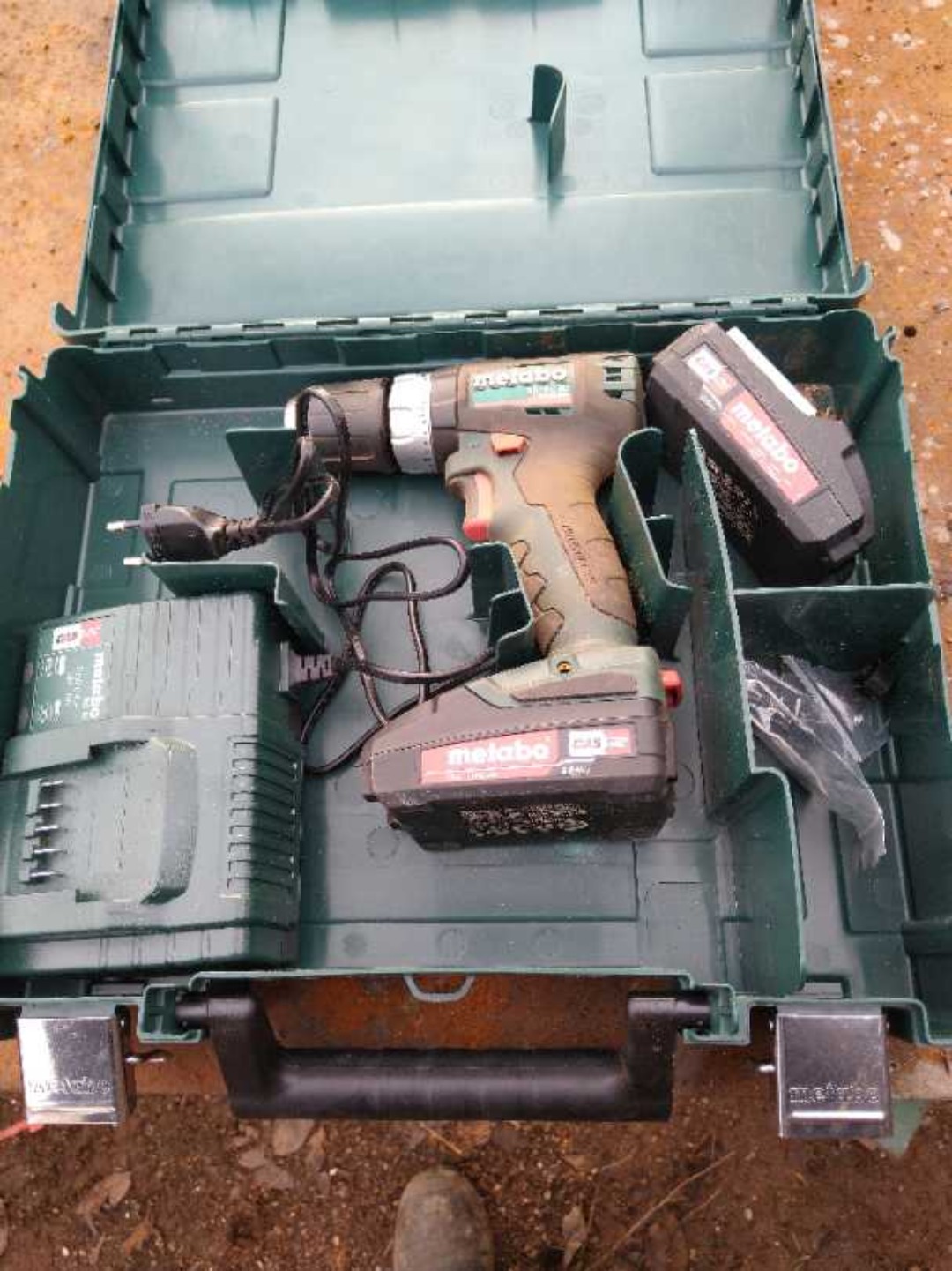 Skruvdragare med 2 batterier.