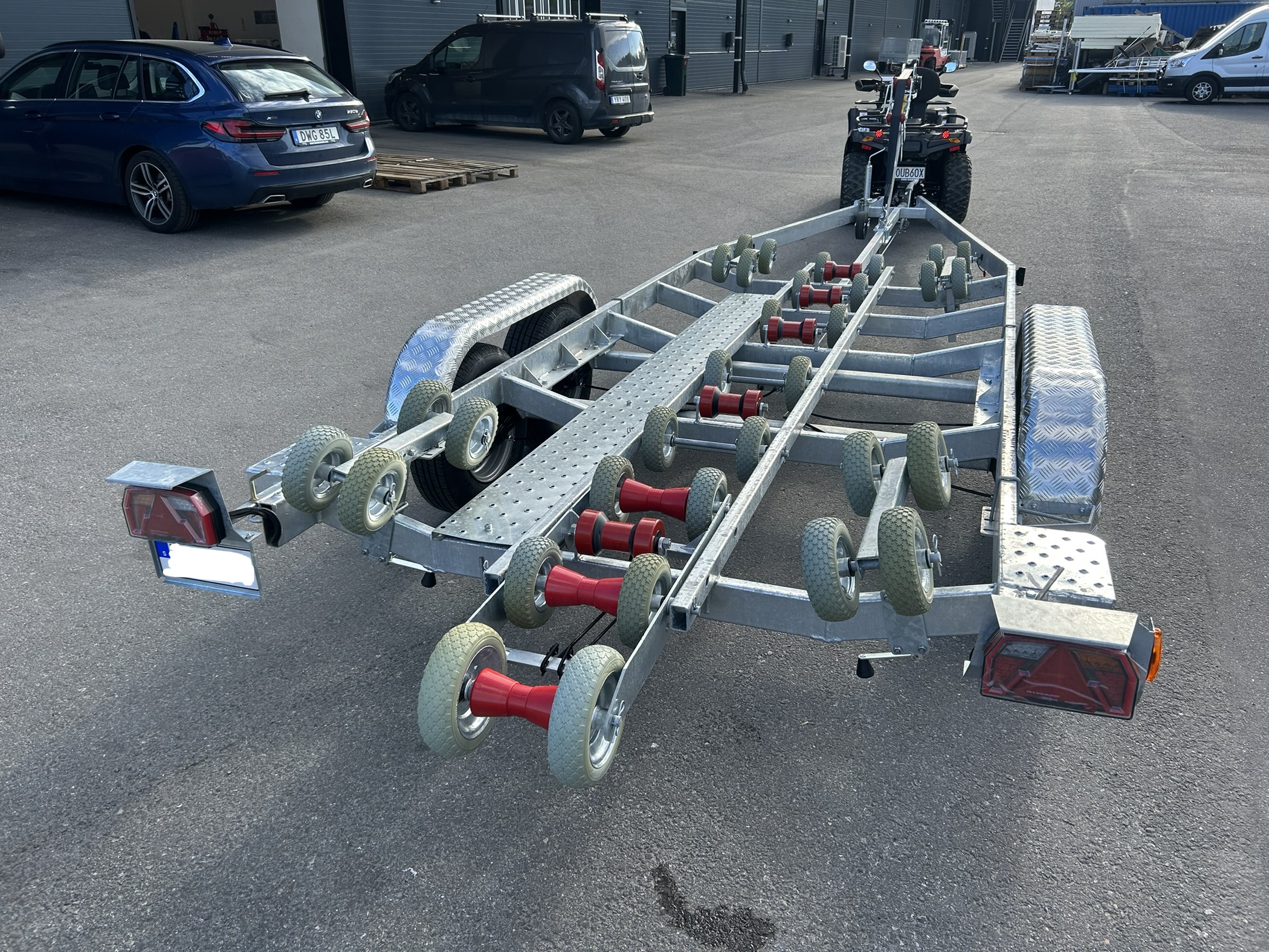 Båttrailer båtvagn 80km/ lastar 8m samt 1990kg båtar tk trailer