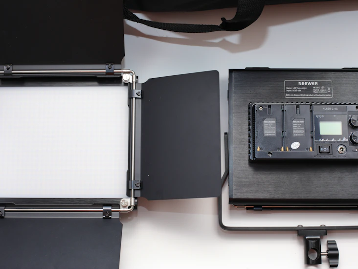 Bi-color led panel kit – 2 lights, stands & carry case