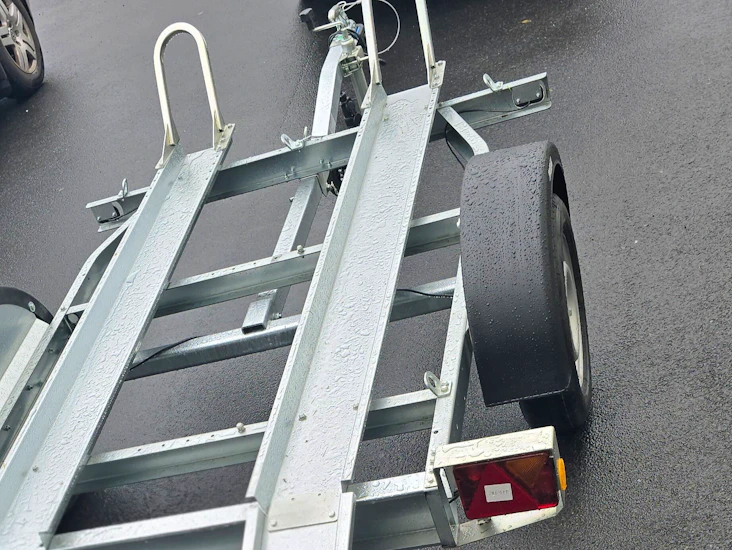 Mc-släp för 1–2 hojar – enkel självhämtning – ramp & lås ingår