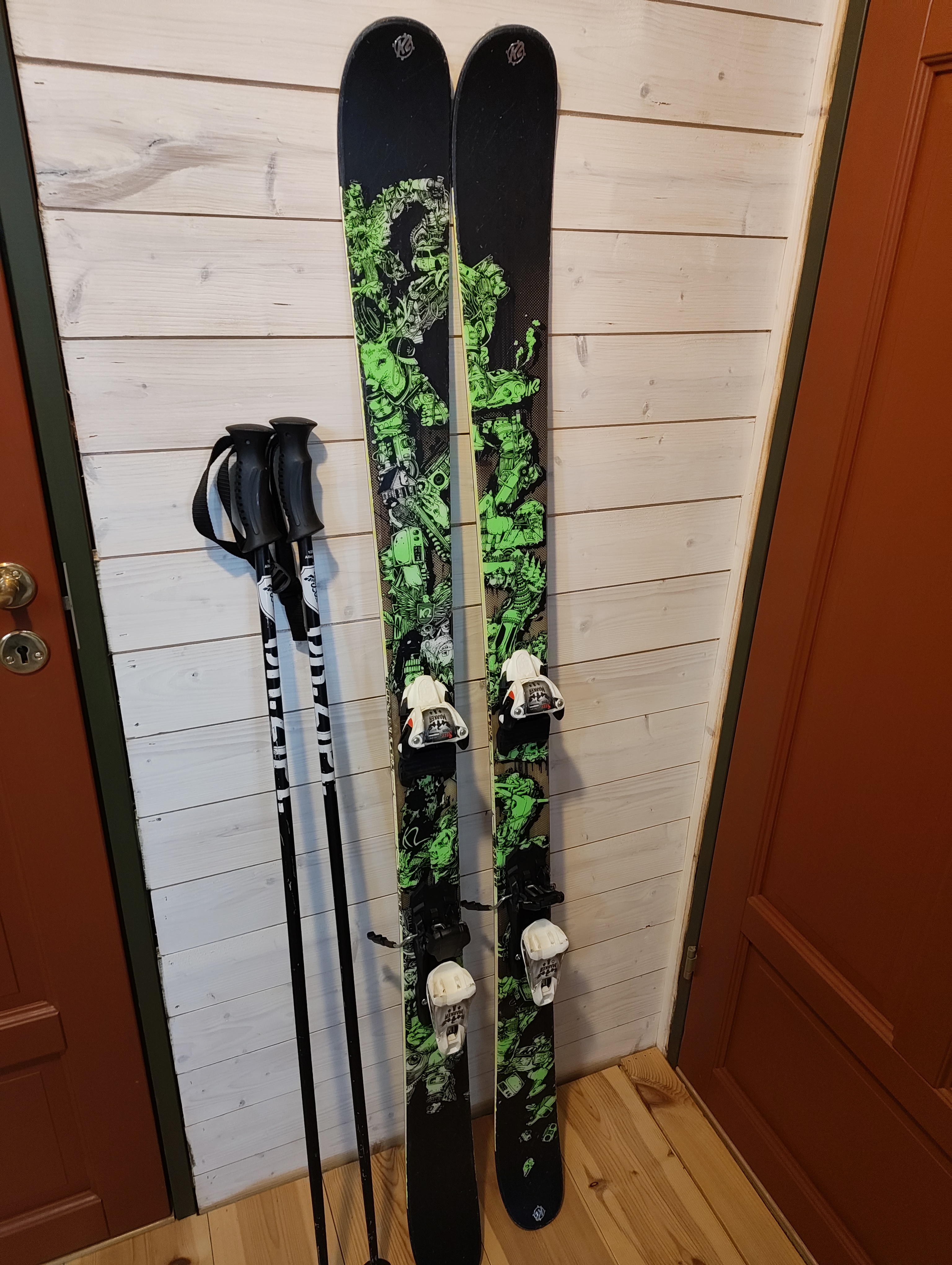 Alpinskidor k2 twintip 161 cm med stavar 125 cm