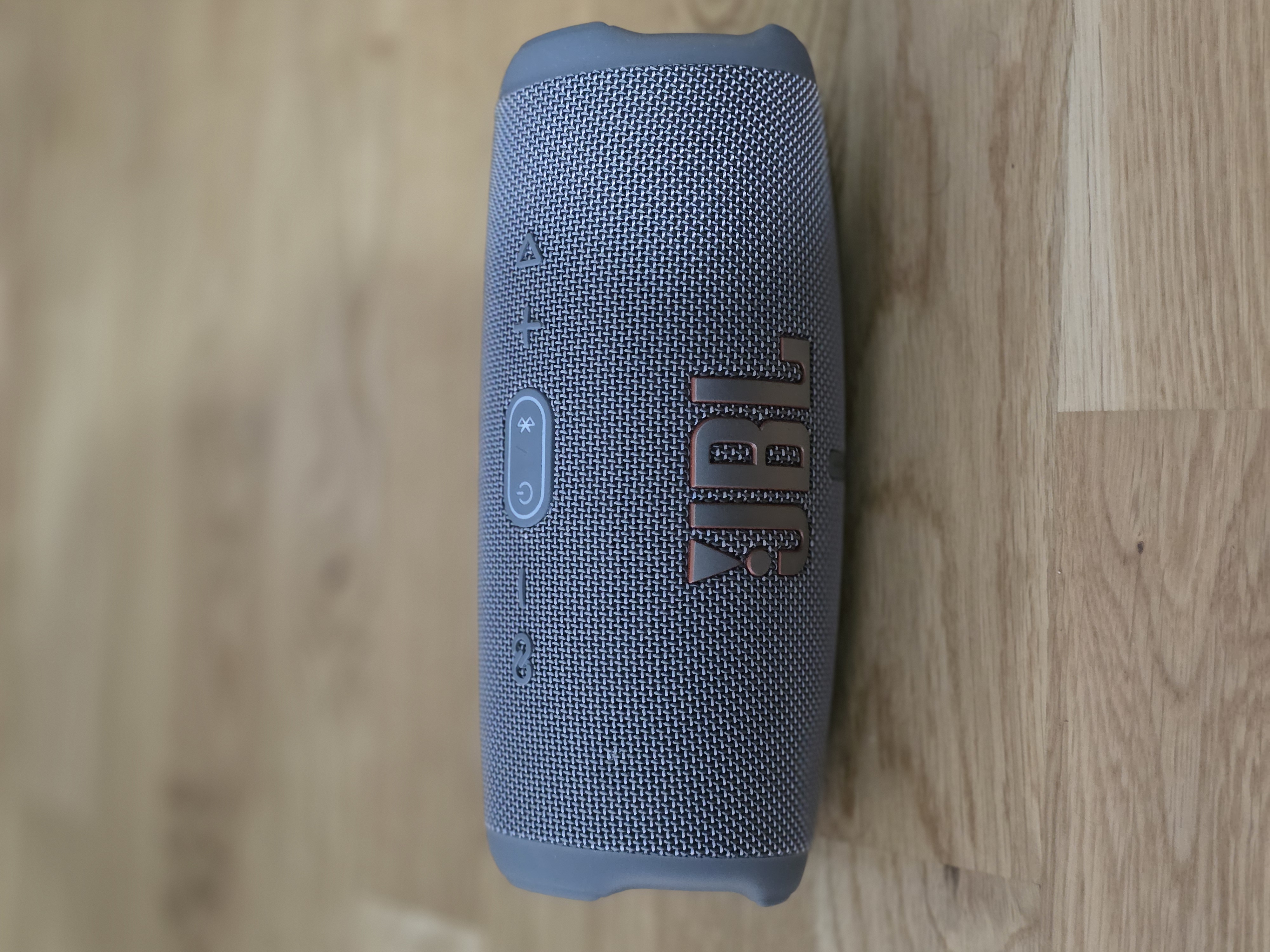 Jbl charge 5  portabel bluetooth högtalare.