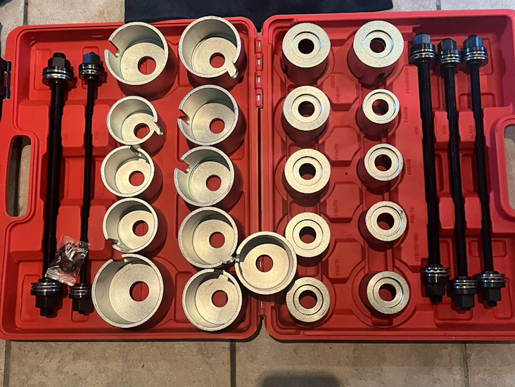 Foringsverktøy for bytte av foringer og lager