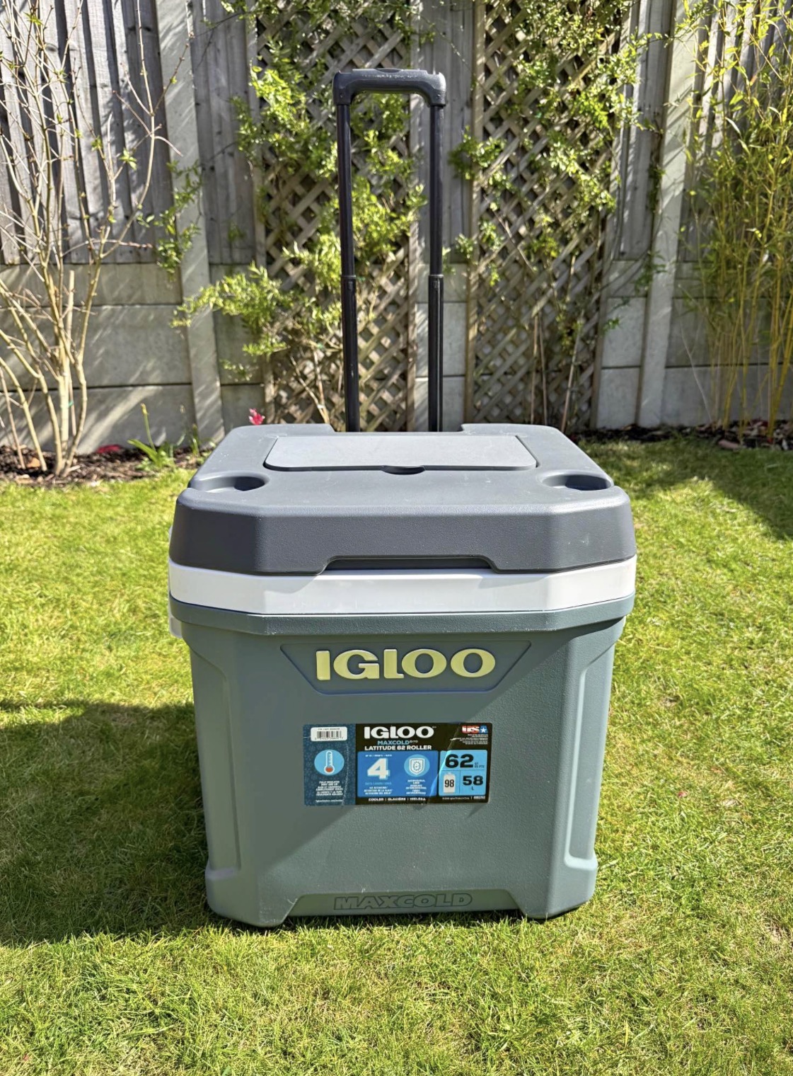 Igloo cool box on wheels