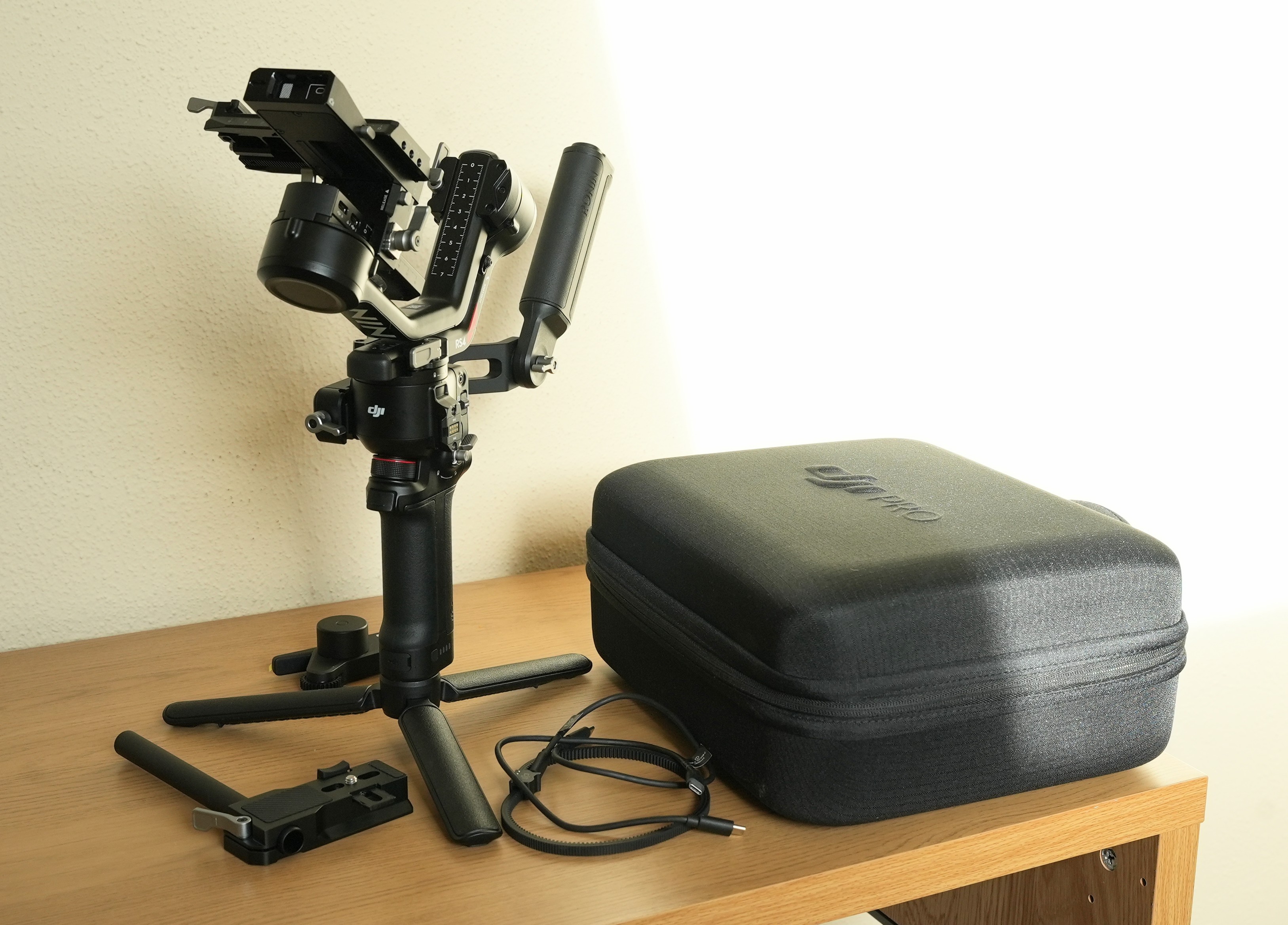 Dji rs4 combo gimbal (including manual focus rotor)+ dji rs4 pro bag