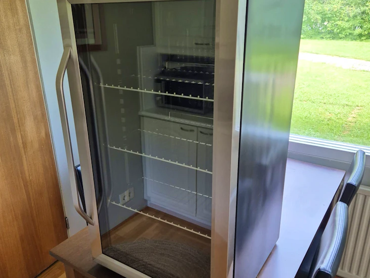 80 l kylmäkaappi lasiovella. mahtuu farmariautoon