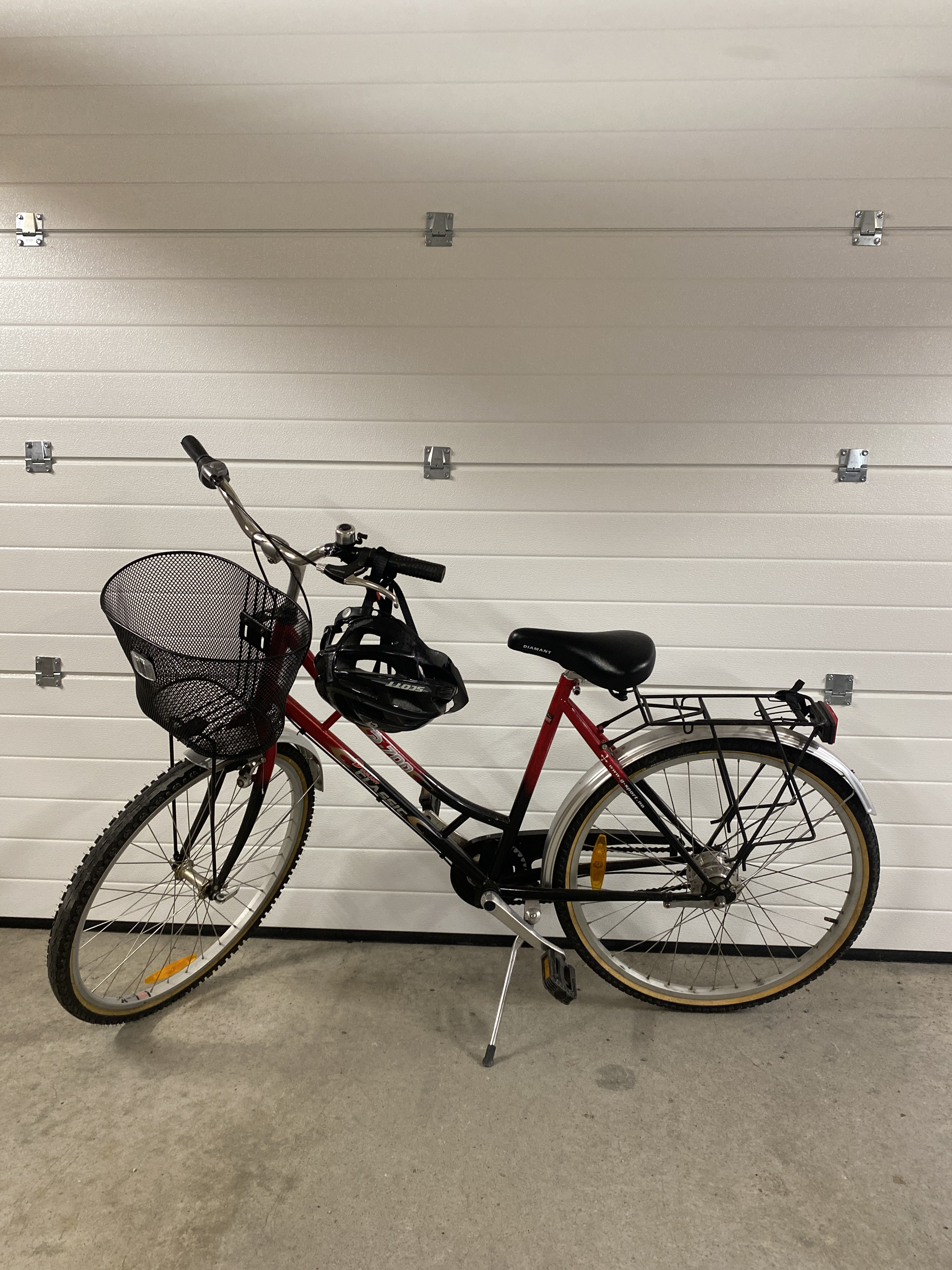 Damesykkel med kurv og bagasjebrett