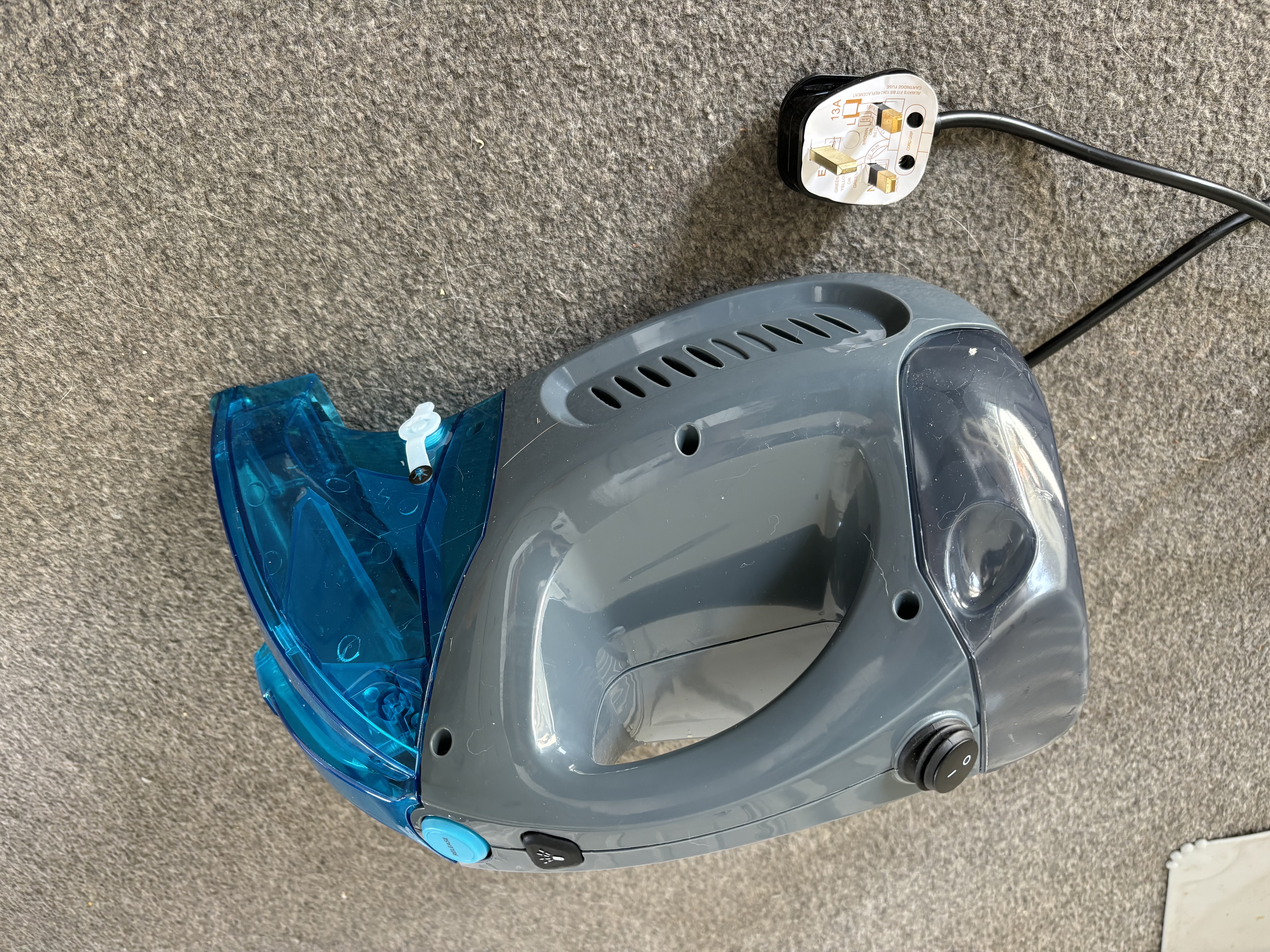 Handheld carpet cleaner