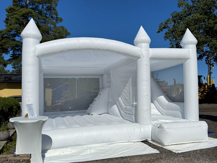 Vit hoppborg med rutschkana