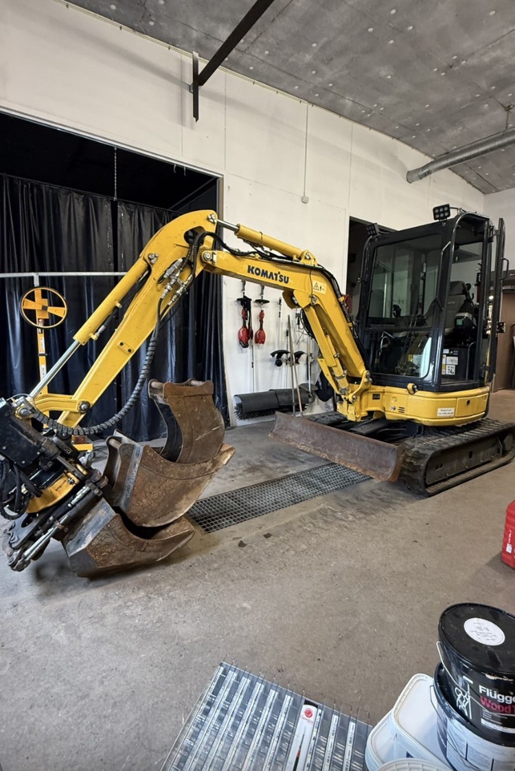 Uthyrning komatsu 2,6 ton med rotortilt