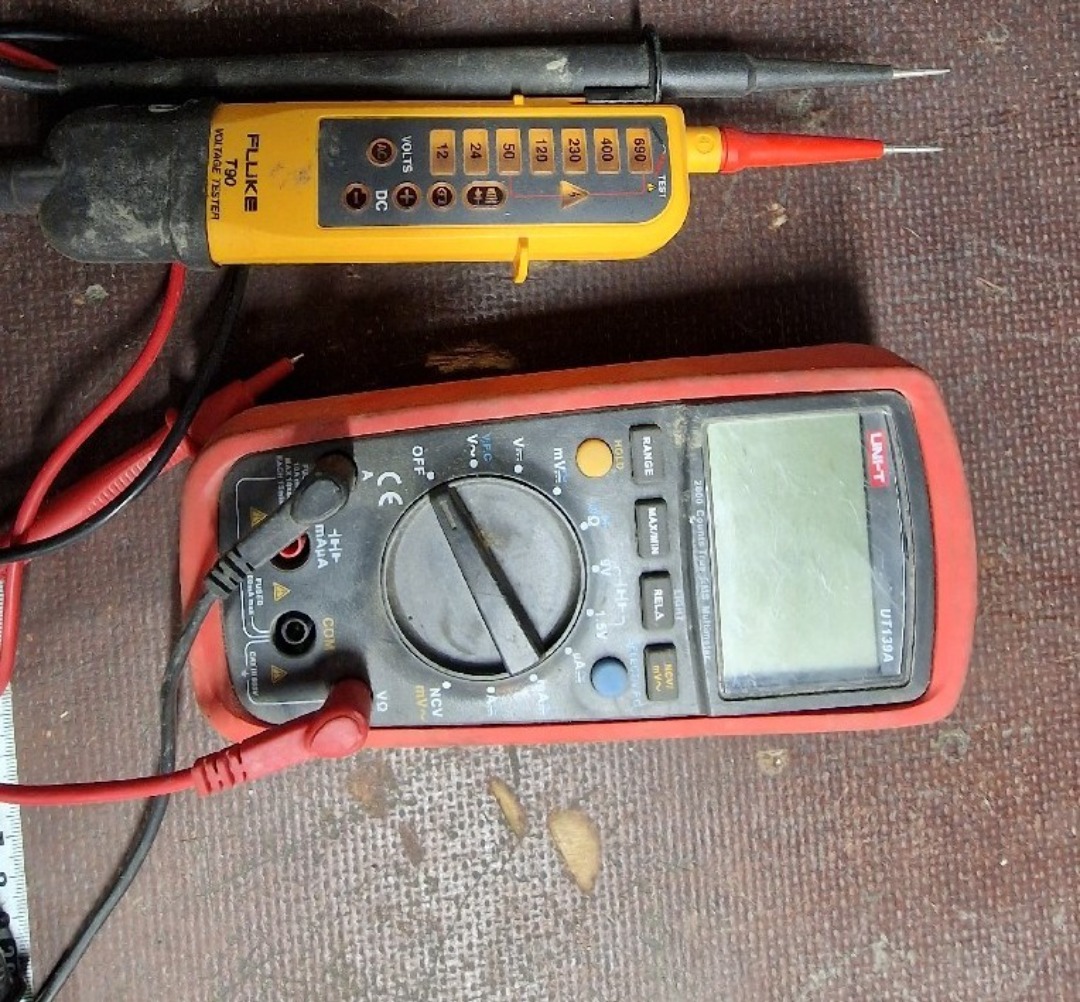 Multimeter och spänningssökare