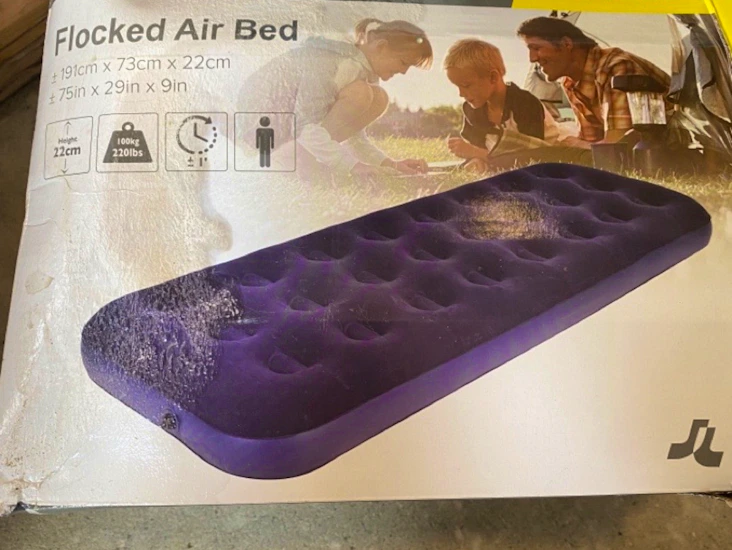 Oppblåsbare air-beds med pumpe.