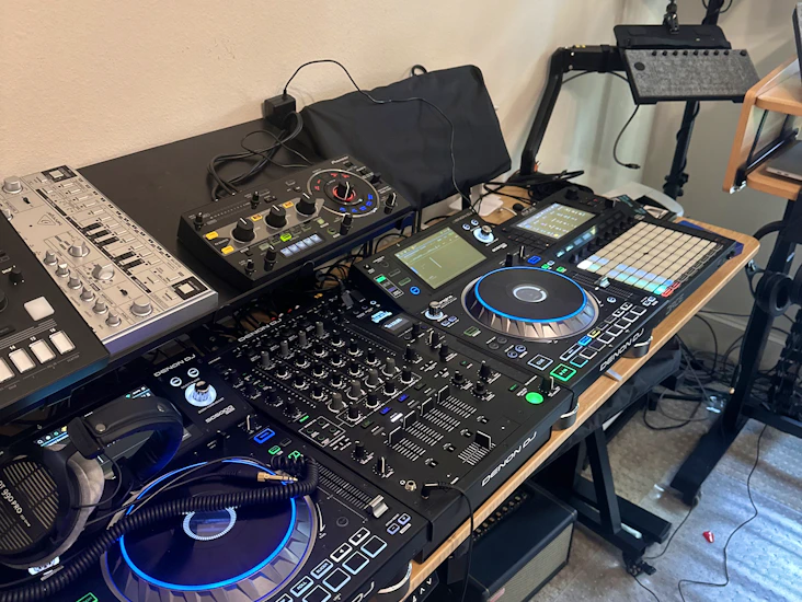Pair of denon sc5000 decks, plus denon x1850 mixer in travel case