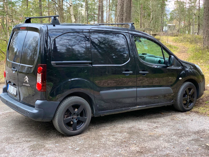 Transport/skåpbil med snål dieselmotor.