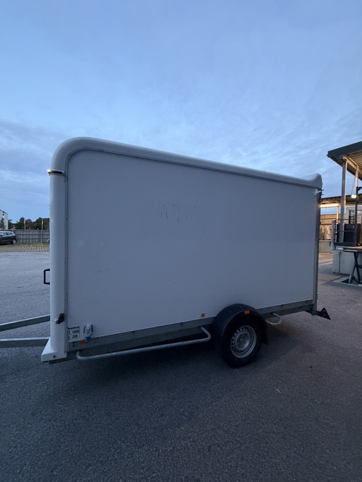 Skåpsläp med ramp 