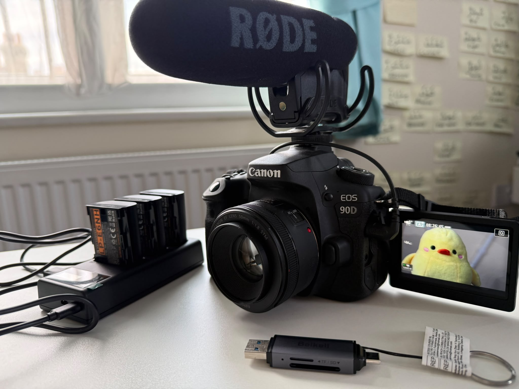 Canon eos 90d kit with røde pro microphone, ef 50mm f/1.8 stm + bonus 18-55mm lens full kit - perfect for professional video shoots with high quality audio and photos (base and strap + 2 lens + sd card reader + battery x 4 + usb lcd  triple charge dock + 128 gb memory + camera bag)