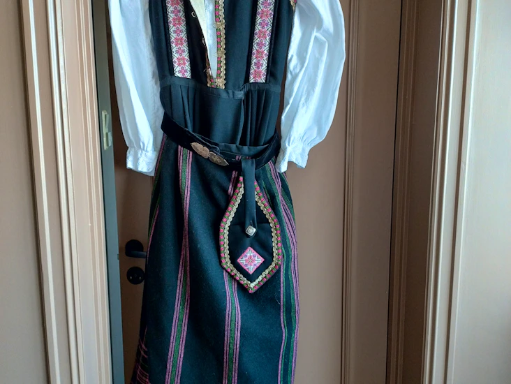 Etne bunad til leie.