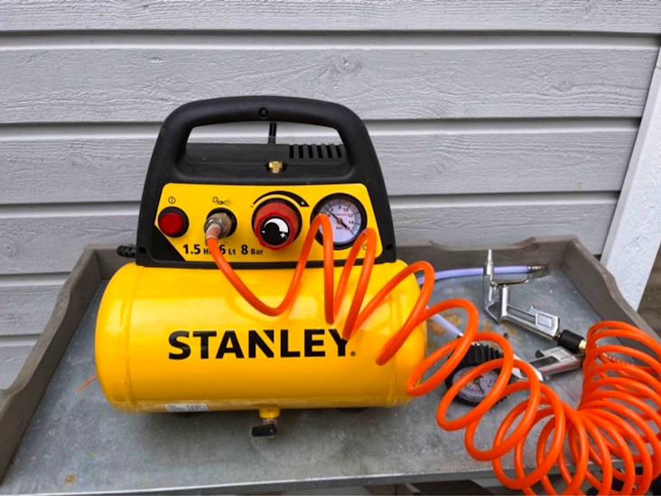 Kompakt kompressor med bärhandtag