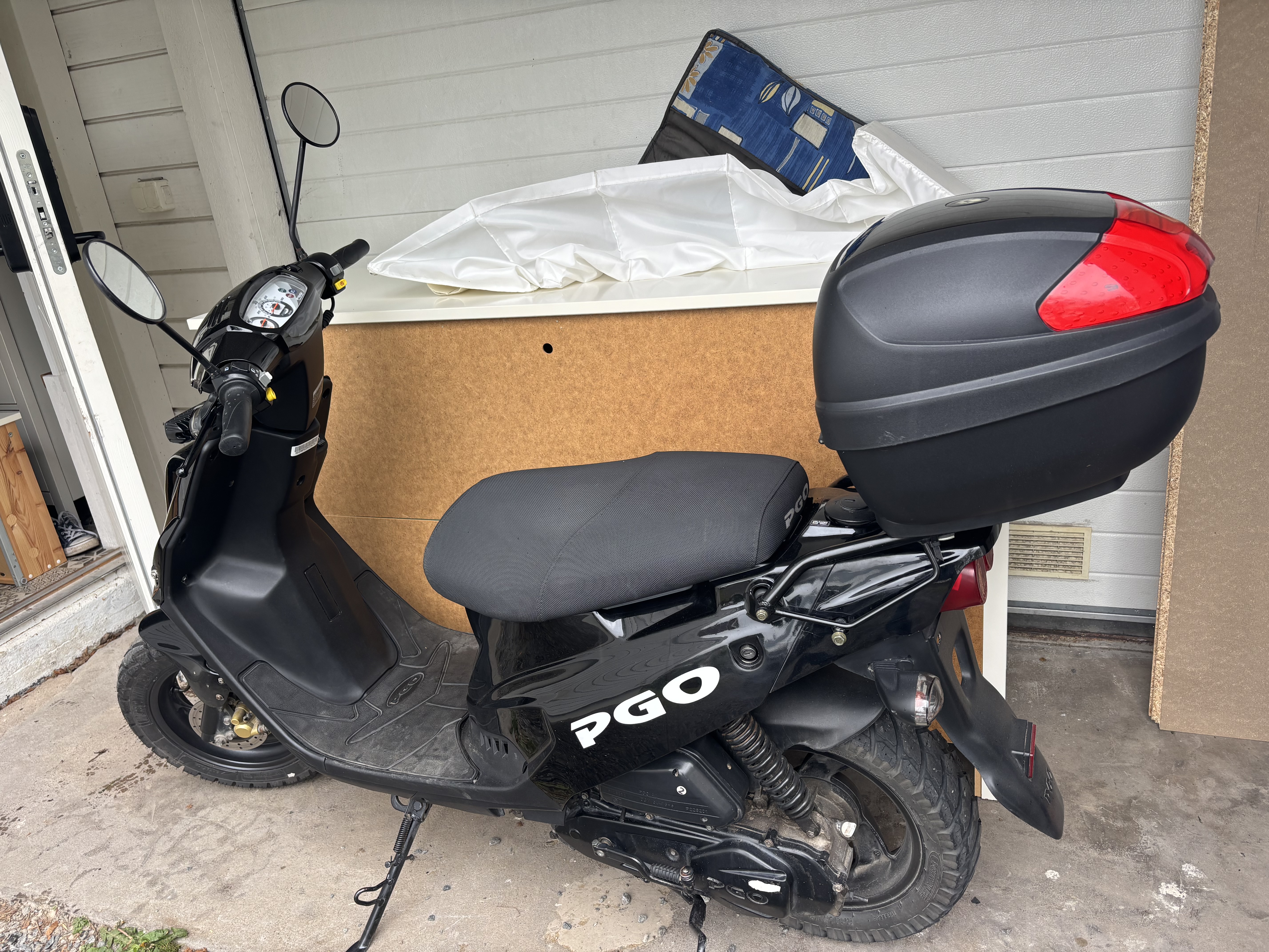 Moped pgo mycket fin med box lås mm